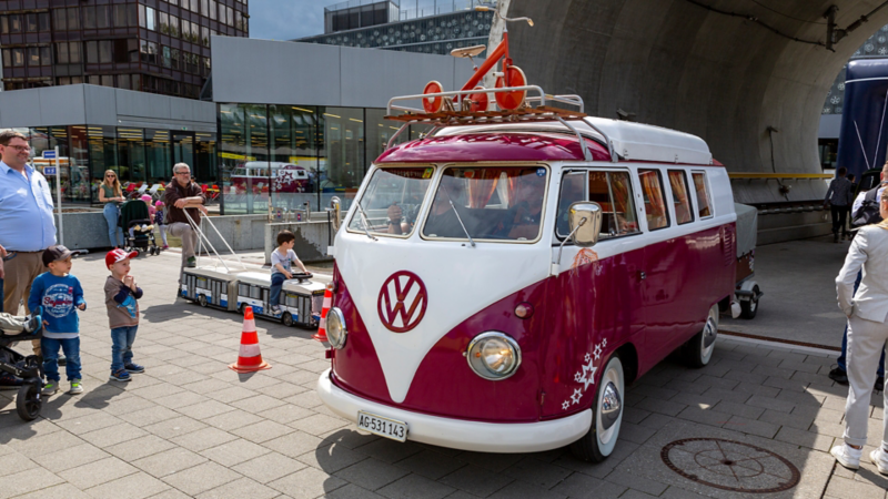 Ein VW Bulli fährt durch den Eingang des Verkehrshauses