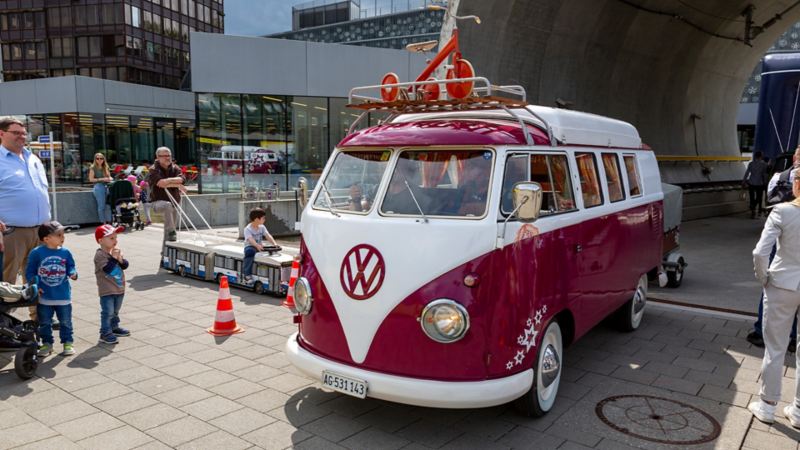 Un VW Bulli passe l'entrée du Musée des transports