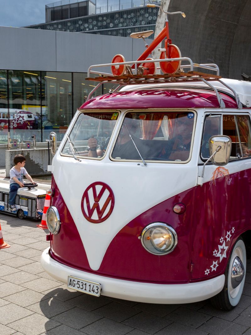 Un VW Bulli passe l'entrée du Musée des transports