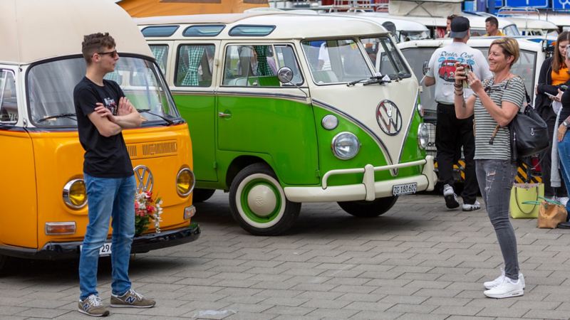 Mehrere VW Bullis im Innenhof des Verkehrshauses