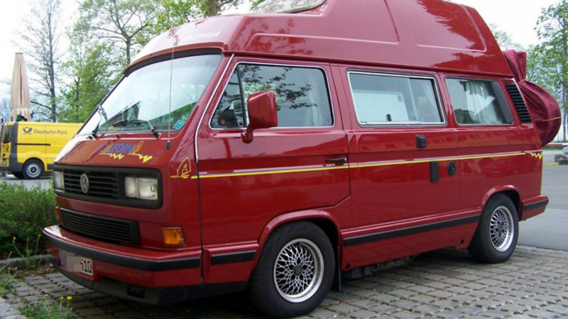 Jürgens roter VW T3 California parkend.