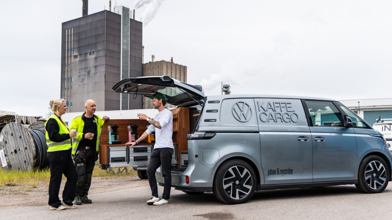 En ombyggd ID. Buzz Cargo - Kaffebuzzen med tre personer som pratar