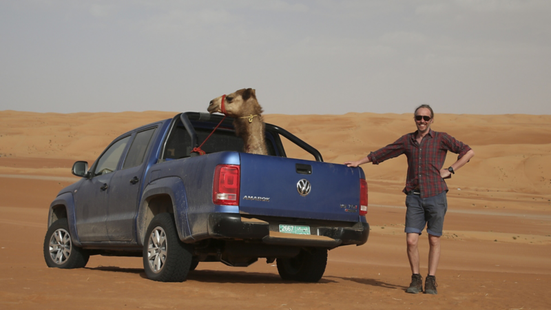 Dromedaren vill ha skjuts och rums lätt på flaket på Amarok visar en stolt Richard Sjösten