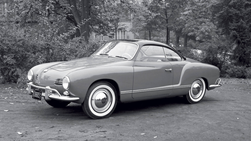 Une Volkswagen Karman Ghia dans une photo en noir et blanc.