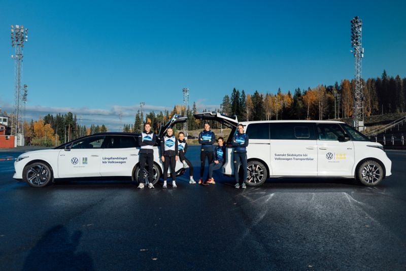 Representanter från längdskidlansdslaget och skidskyttelandslaget står uppställda vid en VW ID.7 Tourer och en VW ID. Buzz