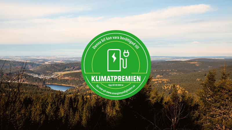 Landskapsbild över skogsmiljö med en klimatpremie-logo