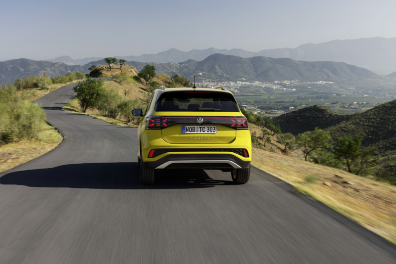 Kompaktowy SUV Volkswagen T-Cross podczas jazdy na górskiej drodze