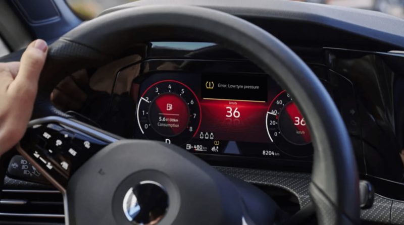 kokpit Volkswagena z palącym się check engine