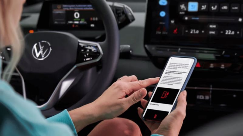 kokpit Volkswagena i człowiek trzymający telefon