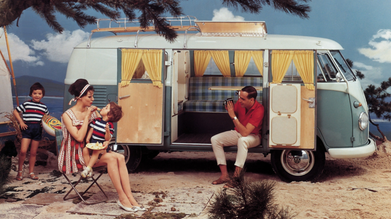 Une famille en vacances avec un bus VW