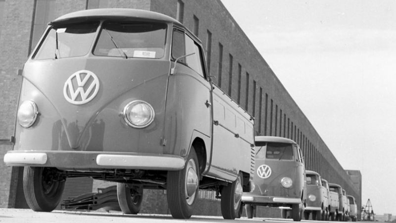 Das Urmodell des VW Busses steht auf einem Platz