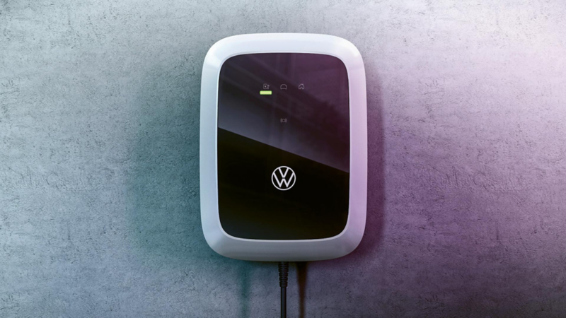 VW ID Charger laddbox för elbil upphängd på en vägg