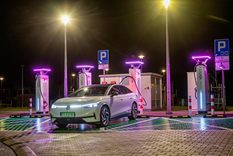 Biały Volkswagen ID.7 na stacji szybkiego ładowania IONITY nocą