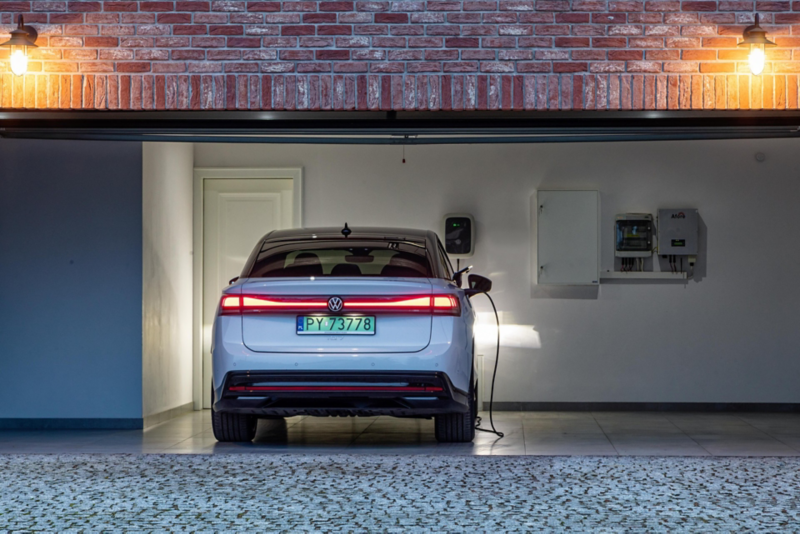 Ładowanie samochodu elektrycznego Volkswagen w domu 