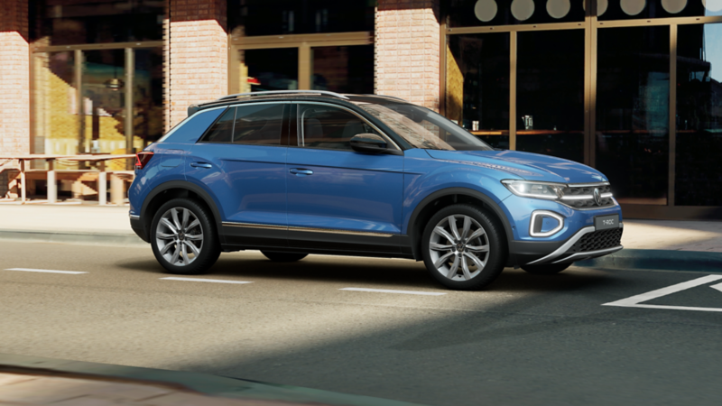 Kobieta wsiadająca do niebieskiego VW T-Cross