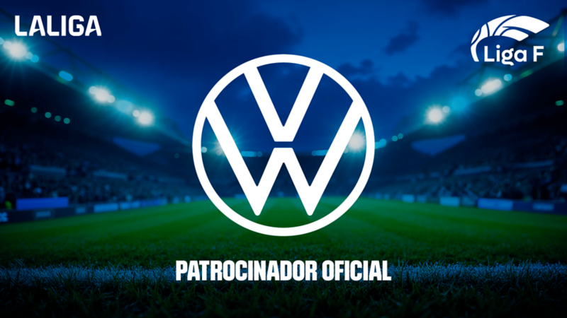 Imagen de un campo de fútbol iluminado de noche con el logo de Volkswagen sobre impreso
