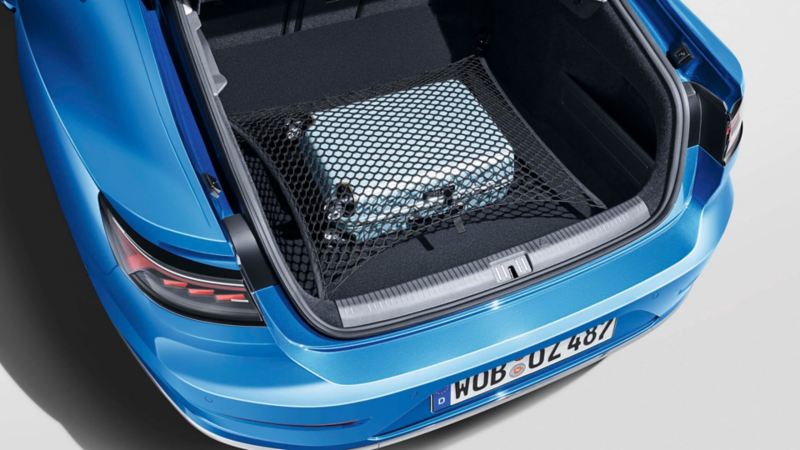 Maletero abierto de un Volkswagen Arteon azul