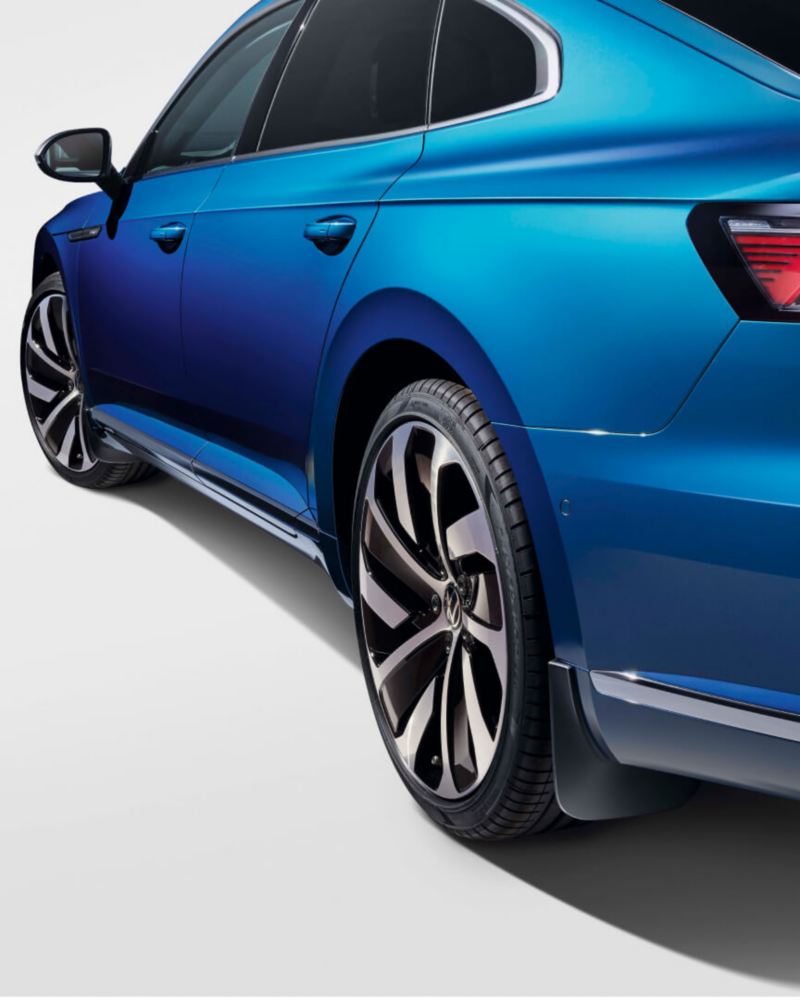 Vista lateral posterior de un Volkswagen Arteon azul
