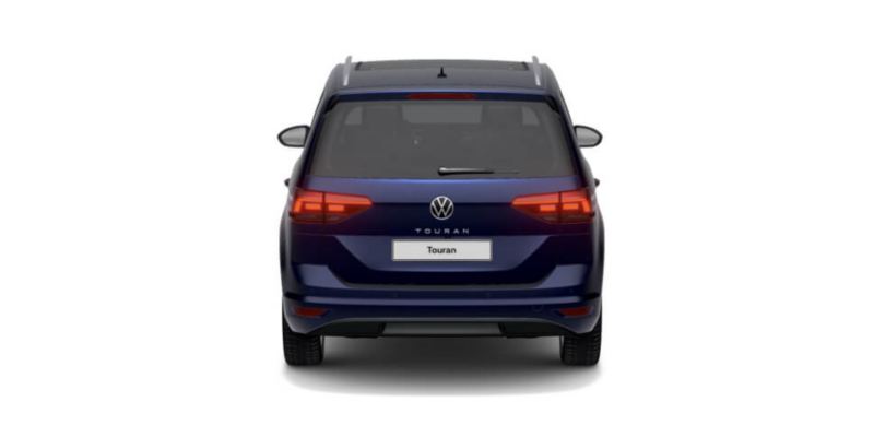Volkswagen Touran azul visto de atrás sobre fondo blanco