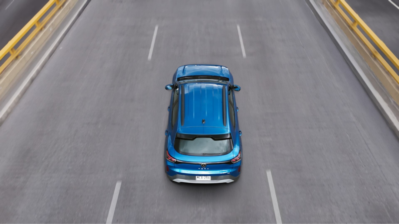 SUV Volkswagen Tera 2026 en color azul cirxula sobre avenida elevada en CDMX.