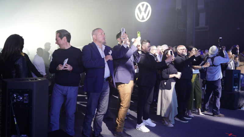 Asistentes y directivos de Volkswagen México en evento de lanzamiento de Nuevo Tiguan 2025. 