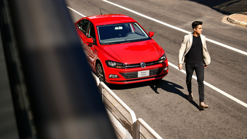 Hombre alejándose de Nuevo Virtus 2020, el sedán familia de Volkswagen México