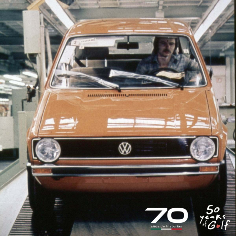 Carro Golf de Volkswagen en color naranja conducido por un hombre. 