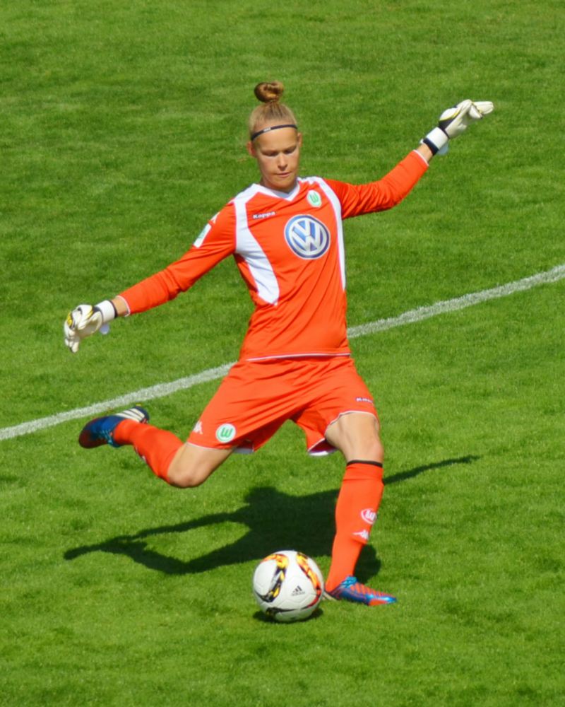 Laura Engler beim Abschlag für den VfL Wolfsburg