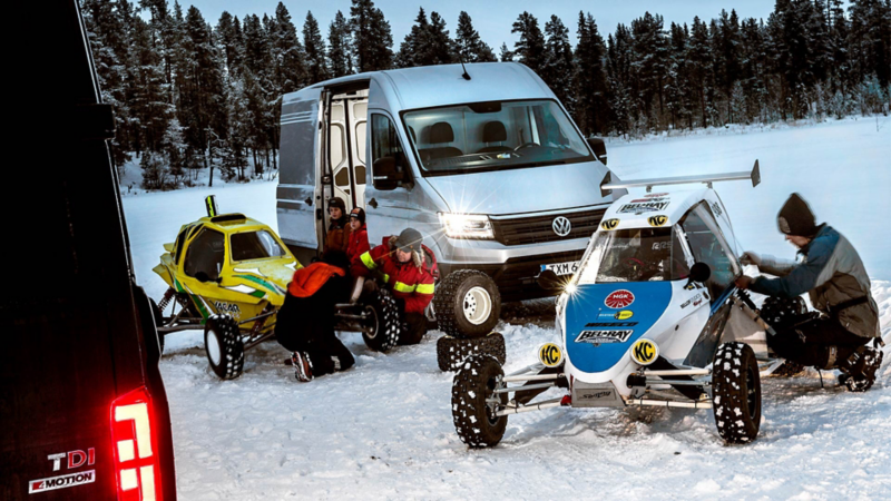Förberedelser inför Crosscart Extreme rally. I bakgrunden syns de två Crafter som tog oss hit