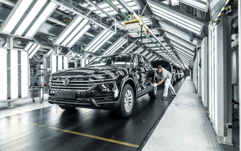 Trauffer macht die letzte Kontrolle des Touaregs