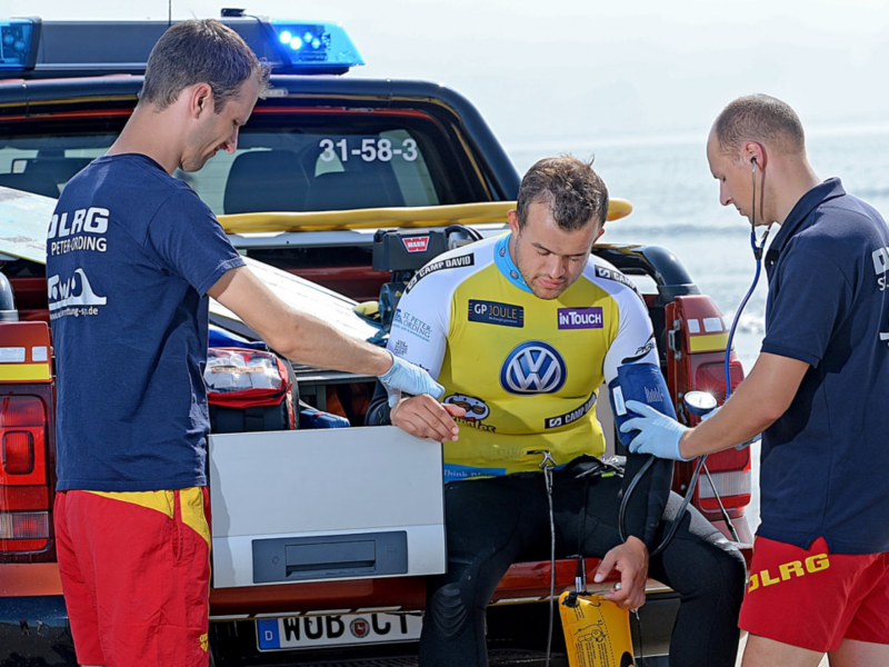 Tre sødredningsarbejdere kontrollerer deres udstyr ved bagenden af en Amarok.