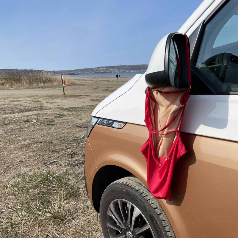 En VW California Ocean med en bikini på tork på sidospegeln.