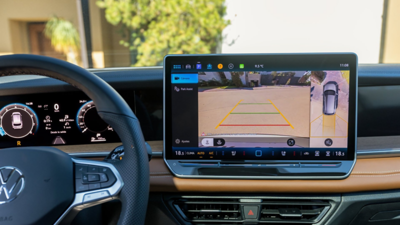 Pantalla touch de camioneta Volkswagen con visualización de cámara de reversa. 
