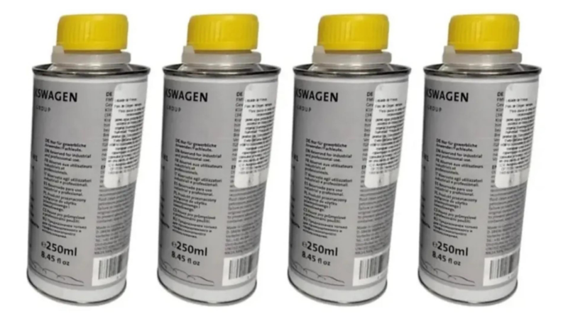Cuatro envases metálicos de líquido de frenos Volkswagen con tapas amarillas, alineados sobre fondo blanco.