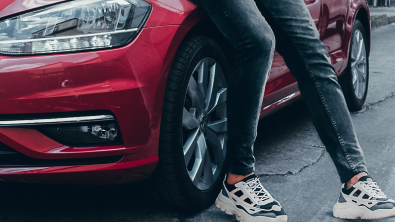 Llantas con rines de aluminio presentes en automóvil de Volkswagen México en color rojo tornado