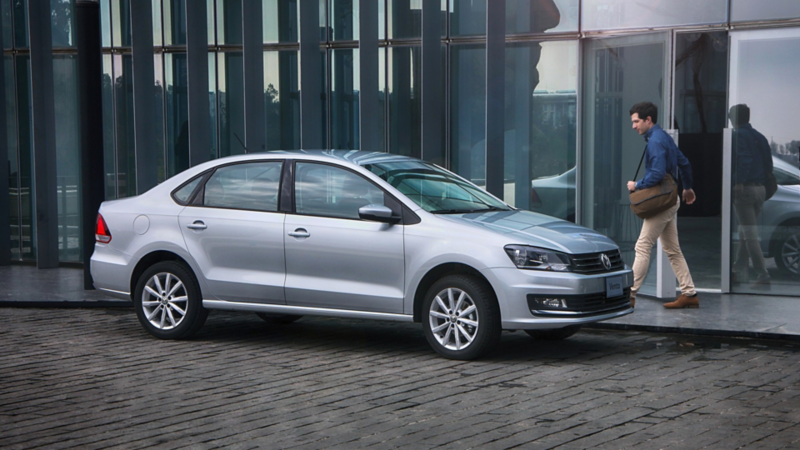 Hombre dirigiéndose a Vento, el auto familiar de Volkswagen