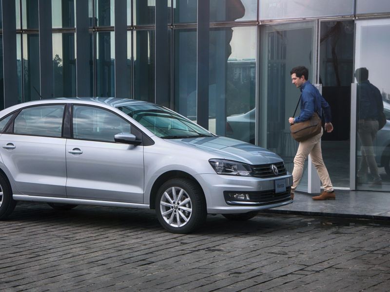 Hombre dirigiéndose a Vento, el auto familiar de Volkswagen