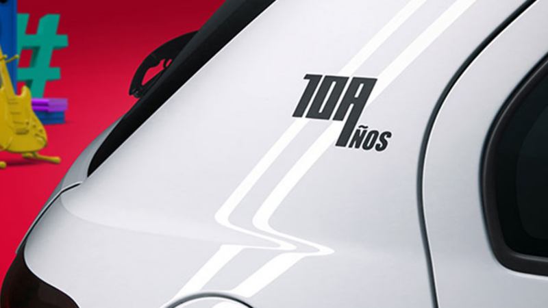 Parte trasera de Gol, color blanco con estampa del décimo aniversario del auto compacto