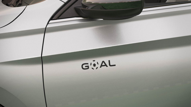 Emblema GOAL en el exterior de un Jetta mexicano de color gris. 