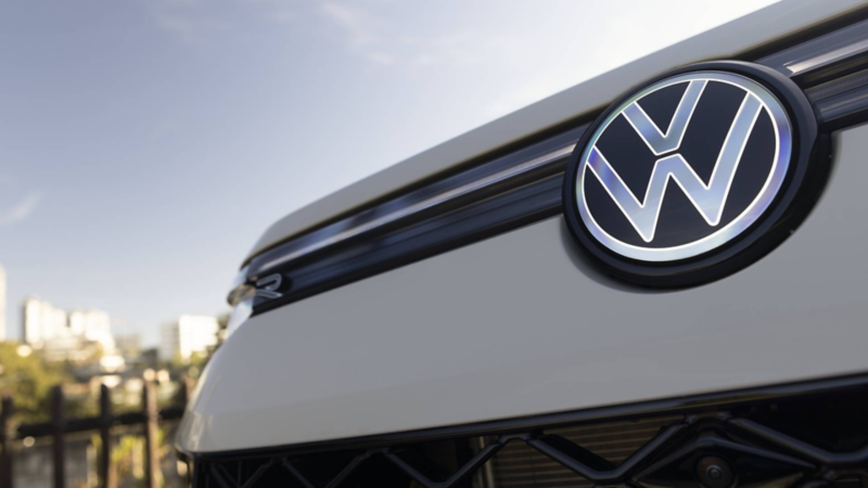 Logo VW iluminado en parrilla frontal de Nuevo Tiguan 2025.