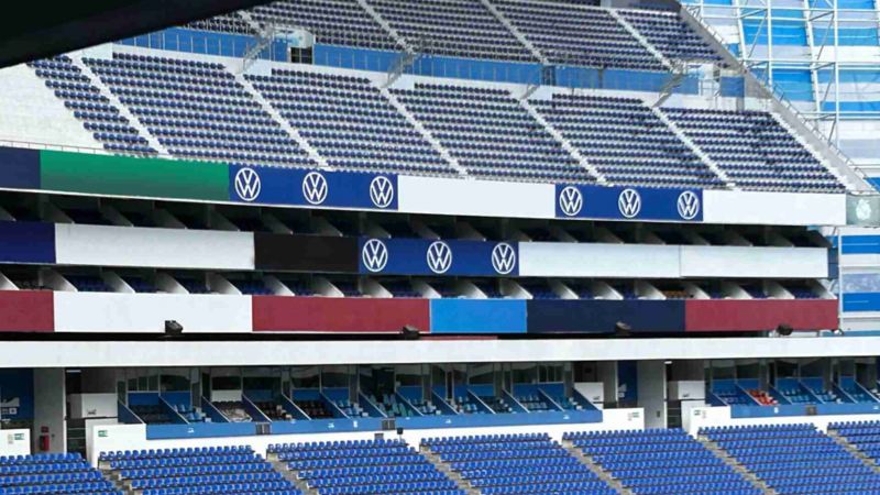 Logo de Volkswagen en el interior del Estadio Cuauhtémoc de Puebla.