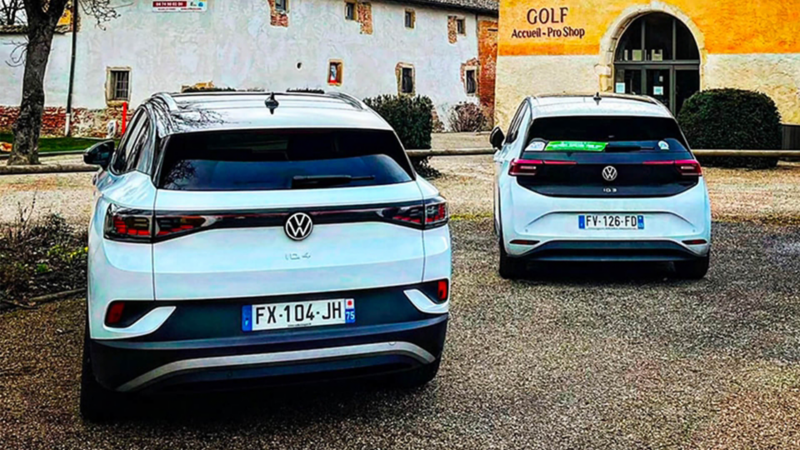 Un ID.4 et une ID.4 stationnées sur un parking devant l'entrée d'un golf.