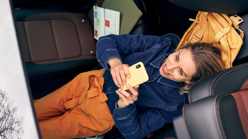 Mujer en interior de auto Volkswagen cubierto con Long Drive, el plan de servicios de mantenimiento