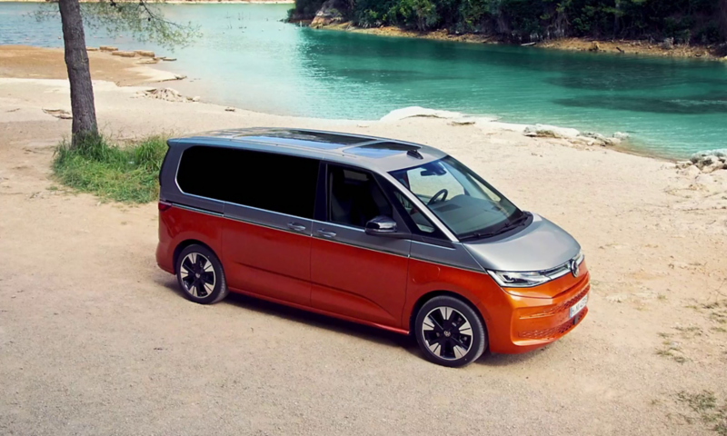 Insynsskyddat glas på VW Multivan minibuss.