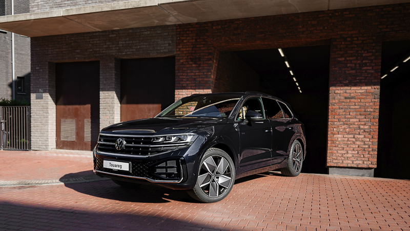 View of the background lighting with illuminated decorative trims in the VW Touareg Elegance.