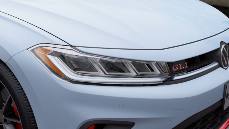 Luces diurnas de Volkswagen Jetta GLI, auto deportivo de color blanco. 