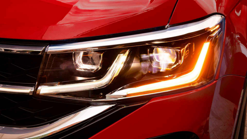 Luces led en los faros delanteros de camioneta Taos de Volkswagen, edición 2022.