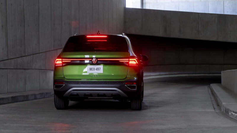 Faros traseros iluminados de Nuevo Taos 2025, camioneta SUV de Volkswagen.
