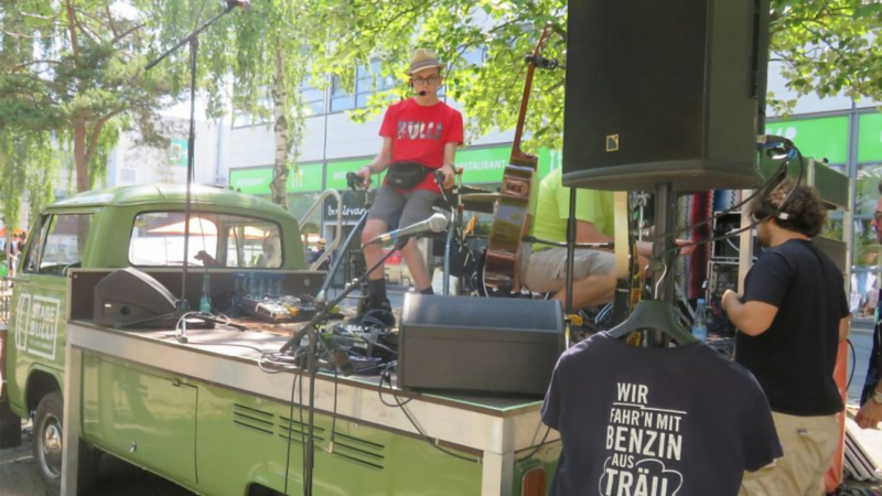 Eine Musikbühne wird auf einem VW Pritschenwagen aufgebaut.