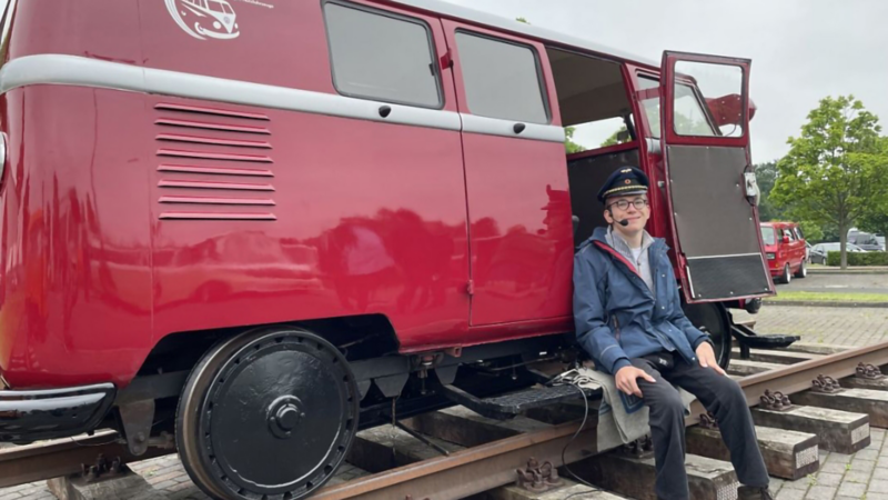 Luis Adam sitzt neben der legendären VW T1 Draisine.